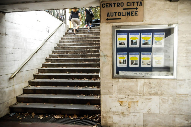 vetrinette sottopasso ferroviario Promotur Chiavari